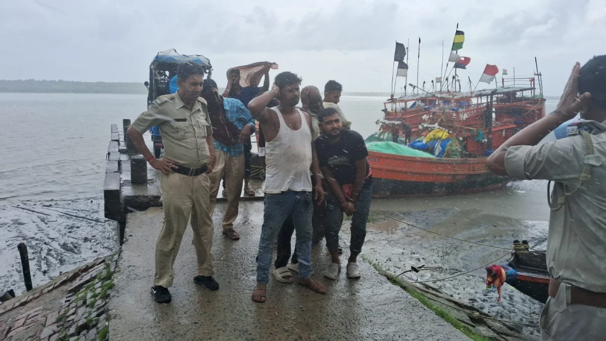 সমুদ্র উত্তাল হওয়ার আশঙ্কায় মৈপীঠে উপকূলজুড়ে পুলিশের মাইকিং