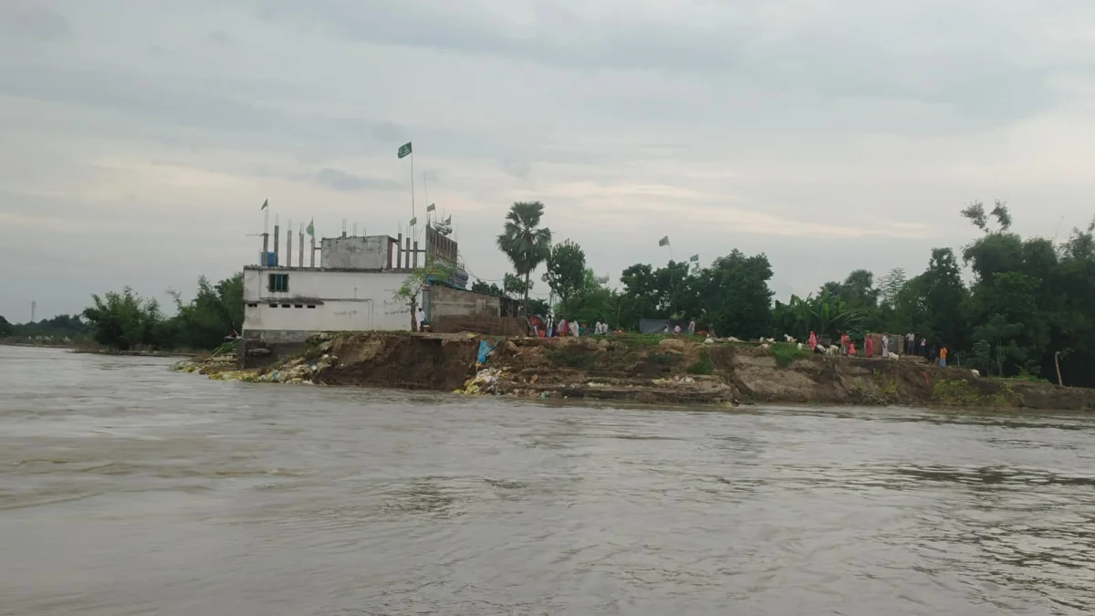 বন্যার জল নামতেই শুরু হয়েছে ভাঙন, অস্তিত্ব সংকটে কামালতিপুর জামে মসজিদ 