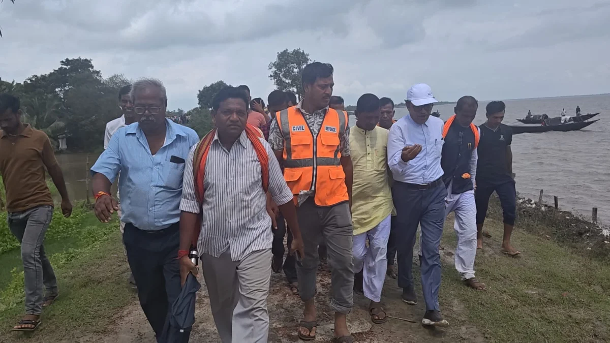 কুলতলির দেউলবাড়িতে নদীবাঁধে ভাঙন, পরিদর্শনে প্রশাসনিক আধিকারিকরা নিম্নচাপের জেরে দুর্যোগের আশঙ্কা
