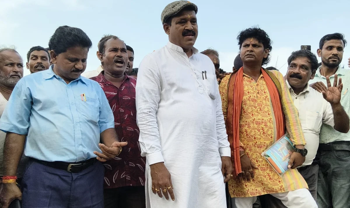 কালুয়া নদীর ভাঙা ও ফাটল ধরা দুই সেতু পরিদর্শন মন্ত্রী দীপঙ্কর জানার, দ্রুত নতুন সেতুর আশ্বাস