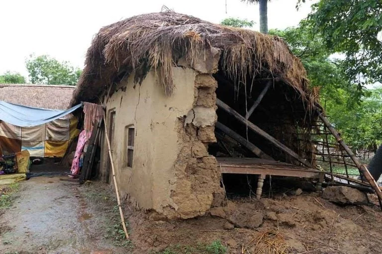 টানা বৃষ্টিতে বাঁকুড়ায় জোড়া বিপর্যয়, মাটির দেওয়াল ধসে ঘুমন্ত অবস্থায় মৃত তিন