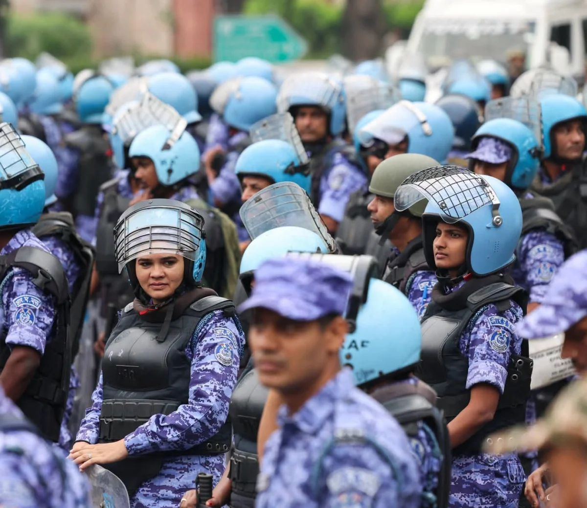 রাজধানীতে নিশ্ছিদ্র নিরাপত্তা, ‘ককরোচ’দের আটকাতে সামনের সারিতে মহিলা পুলিশ