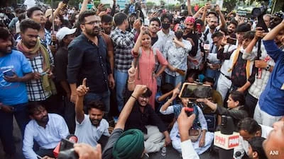 দিল্লিতে ধরপাকড় ও গণপরিবহণ বন্ধের জেরে রবিবার বিশেষ শুনানিতে সুপ্রিম কোর্ট