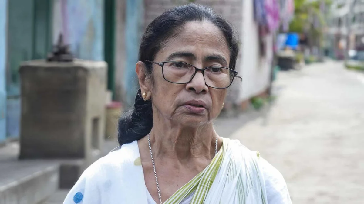 মমতার বাড়ির সামনে ছুরি হাতে হামলার চেষ্টার অভিযোগ, আটক মহিলা