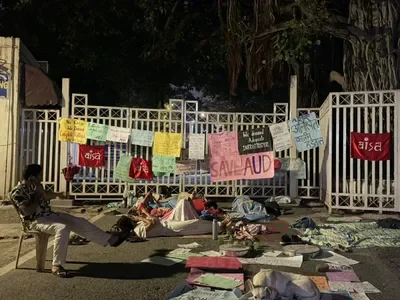 ডক্টর বি আর আম্বেদকর বিশ্ববিদ্যালয়ে,  আন্দোলনের ১৭তম দিনে ১১ পড়ুয়াকে সাসপেন্ড