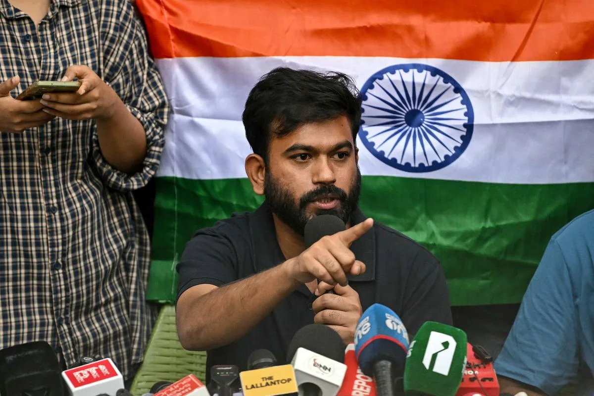 ইন্ডিয়া জোটের পাশে ককরোচ জনতা পার্টি