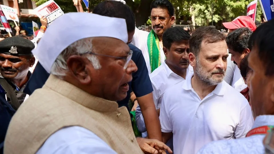 নির্বাচন কমিশন অভিমুখে ‘ইন্ডিয়া’ জোটের তীব্র বিক্ষোভ: ব্যারিকেড ডিঙিয়ে আটক রাহুল, প্রিয়াঙ্কা ও অখিলেশ