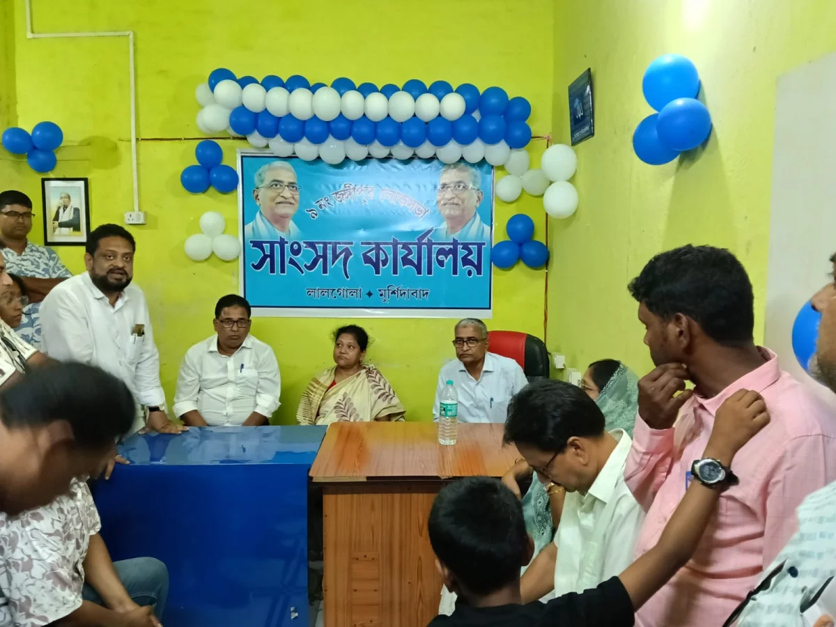 লালগোলায় সাংসদ কার্যালয়ের উদ্বোধন করলেন খলিলুর রহমান, দুঃস্থদের সাহায্য ও বস্ত্র বিতরণ