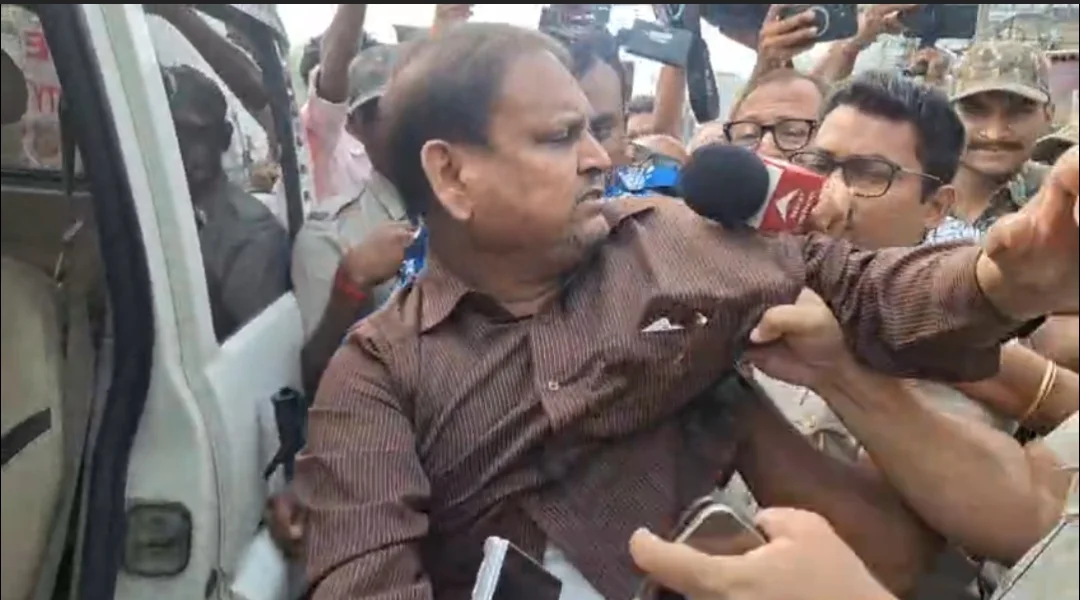 রেজিনগরে আটক হুমায়ুন, দলীয় কার্যালয় থেকে থানায় নিয়ে গেল পুলিশ