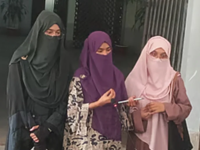 নিকাব বিতর্কে ঢাকা বিশ্ববিদ্যালয়ে উত্তেজনা, শিক্ষককে ক্লাস নেওয়া থেকে বিরত রাখার সিদ্ধান্ত