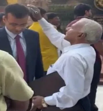 ইন্টারভিউয়ের আগে ছেলের চুল আঁচড়ে দিলেন বাবা, ভাইরাল ভিডিওয় চোখ ভিজল নেটিজেনদের