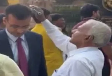 ইন্টারভিউয়ের আগে ছেলের চুল আঁচড়ে দিলেন বাবা, ভাইরাল ভিডিওয় চোখ ভিজল নেটিজেনদের