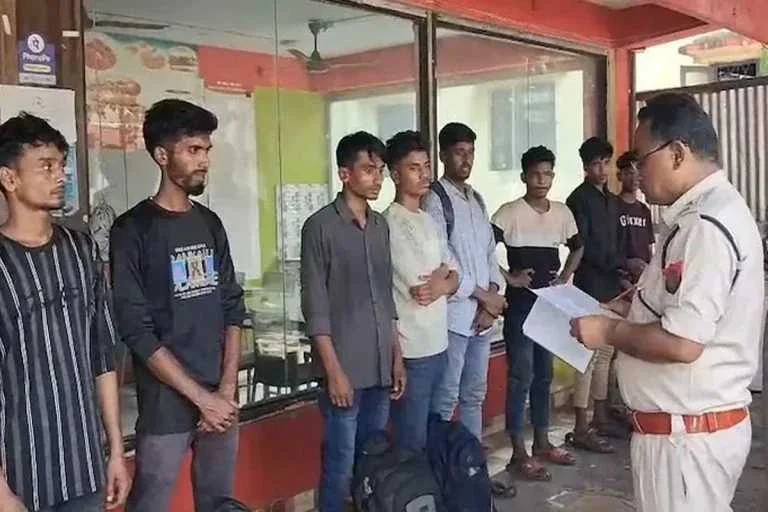 জাল ভারতীয় পরিচয়পত্র নিয়ে চেন্নাই যাওয়ার ছক, অসমে গ্রেপ্তার ৯ বাংলাদেশি