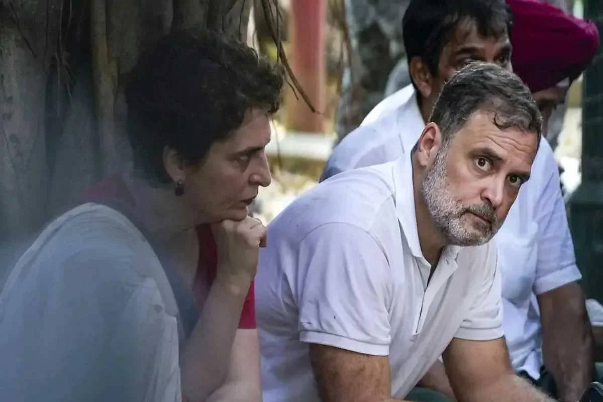 নির্বাচন কমিশনের সামনে ধরনা তুলে দিতে রাহুল-প্রিয়াঙ্কাকে আটক করল দিল্লি পুলিশ