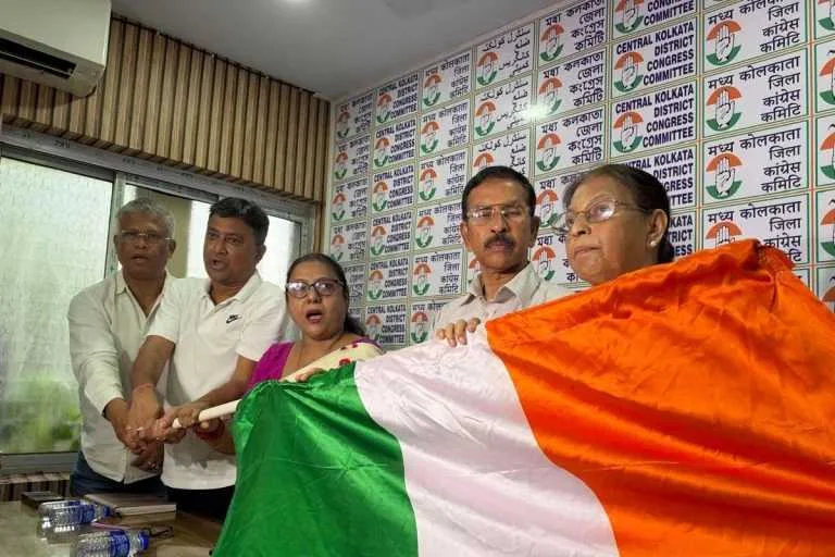 পুরভোটের আগে কংগ্রেসে যোগ দিলেন তৃণমূলের প্রাক্তন দুই মেয়র পারিষদ
