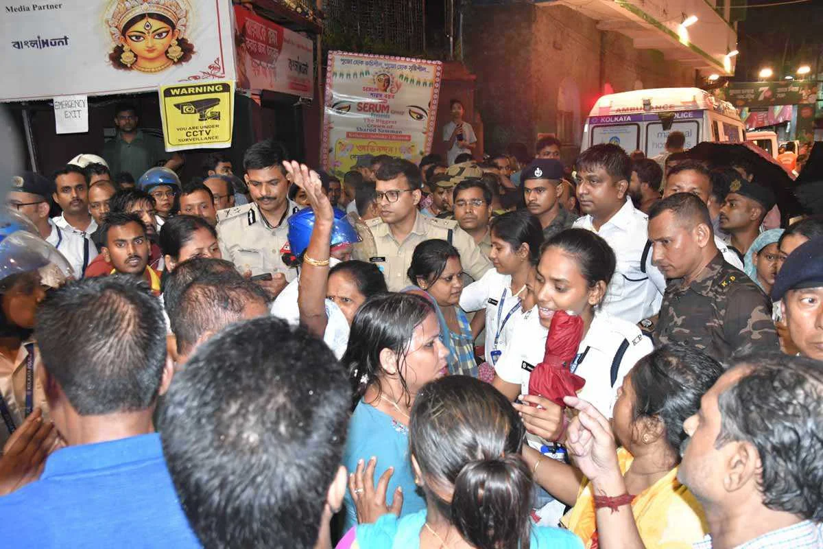 সপ্তমীর সন্ধ্যায় চোরবাগান সর্বজনীনের মণ্ডপে বিপর্যয়, ভিড়ের চাপে ভেঙে পড়ল গেট, আহত ৩৫