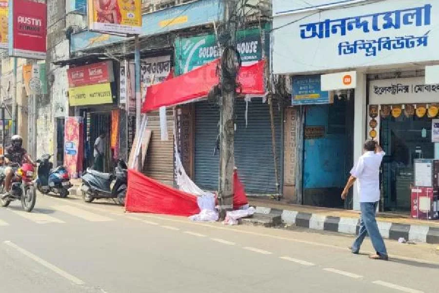 পুজোয় বামেদের বুকস্টলে হামলা, কড়া নিন্দা মন্ত্রী স্বপন দাশগুপ্ত ও আরএসএস নেতার