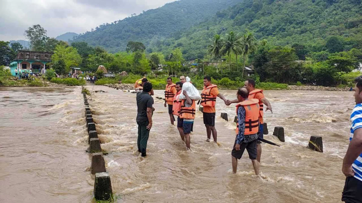 ঘূর্ণিঝড় 'অর্ণব'-এর তাণ্ডবে জলমগ্ন ওড়িশার একাধিক জেলা, হেলিকপ্টারে চলছে উদ্ধারকাজের প্রস্তুতি