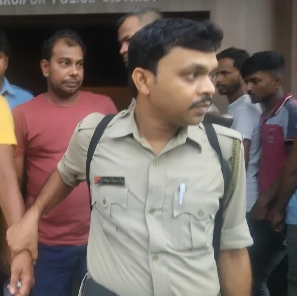 রাষ্ট্রায়ত্ত সংস্থার জলের বোতলে দেশীয় জল ভরার অভিযোগে জয়নগরে বেআইনি জলের কারখানায় অভিযান, গ্রেফতার এক