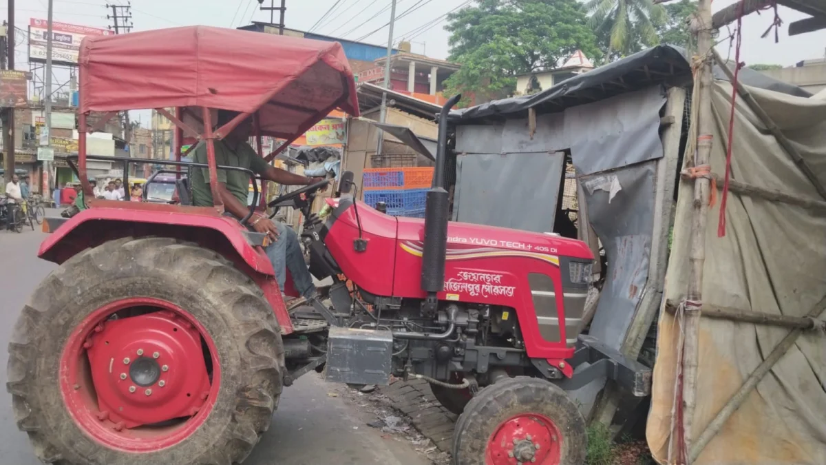 জয়নগরে বেআইনি দোকান উচ্ছেদে পৌরসভা, ভাঙা হল দুটি দোকান