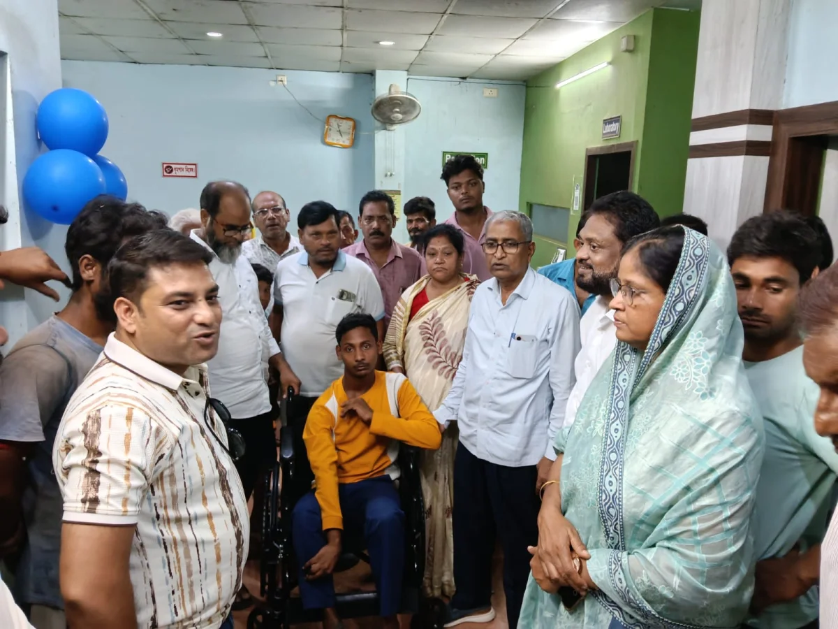 লালগোলায় সাংসদ কার্যালয়ের উদ্বোধন করলেন খলিলুর রহমান, দুঃস্থদের সাহায্য ও বস্ত্র বিতরণ
