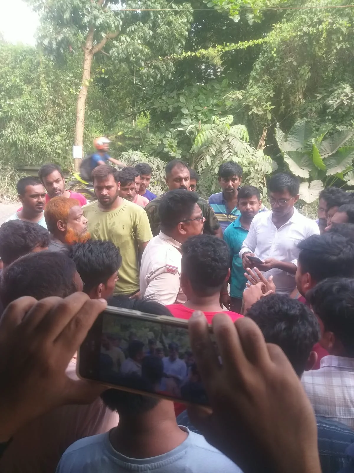 অন্নপূর্ণার টাকা থেকে আবাস যোজনা,দীর্ঘ দিন প্রধানের অনুপস্থিতি সহ একাধিক দাবিতে বহড়ু ক্ষেত্র গ্রাম পঞ্চায়েতে বিক্ষোভ