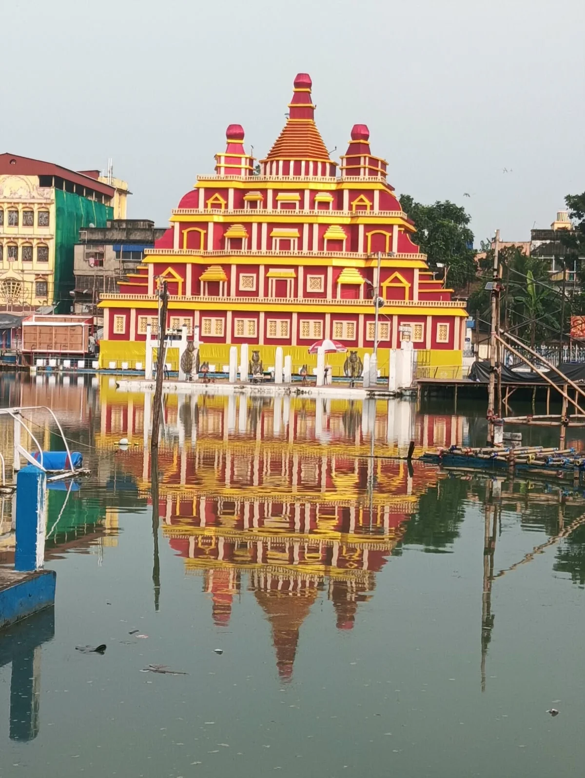 দুর্গাপূজা উপলক্ষে সেজে উঠেছে  মণ্ডপ 