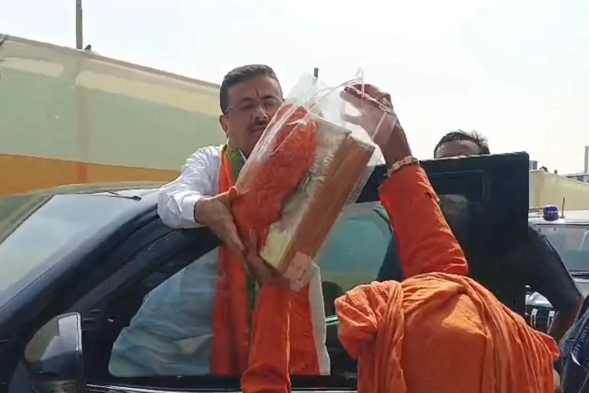 মুখ্যমন্ত্রীকে গীতা উপহার ৯০ বছরের বৃদ্ধের, আবেগে চোখে জল