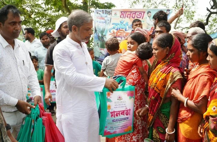 ভূতনিতে জল কমলেও ত্রাণের হাহাকার, বন্যার্তদের পাশে মানবতা