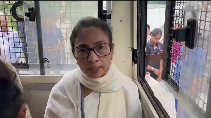 ‘অপহরণ করে ঘোরানো হয়েছে’, দ্বারকা নর্থ থানায় ধরনায় মমতা, সোমে যোগ দেবেন বিরোধী মিছিলে