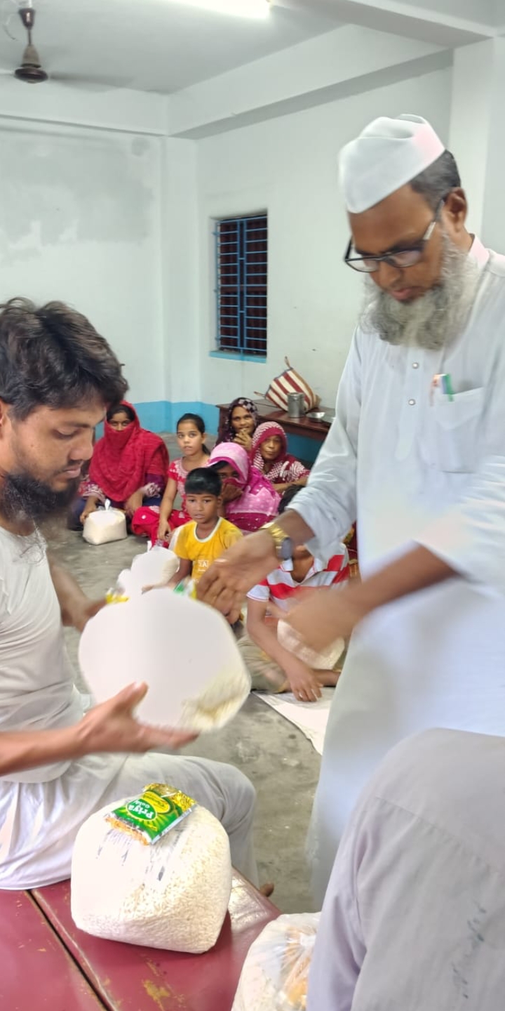 পূর্ব মেদিনীপুরে ভয়াবহ বন্যায় দুর্গতদের সাহায্যে ত্রাণ বিতরণ জেলা জমিয়তে উলামার