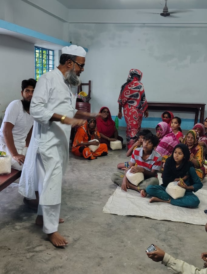 পূর্ব মেদিনীপুরে ভয়াবহ বন্যায় দুর্গতদের সাহায্যে ত্রাণ বিতরণ জেলা জমিয়তে উলামার