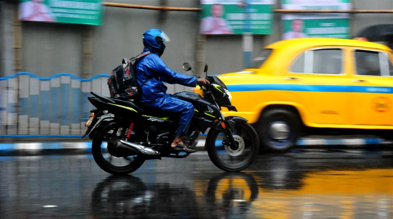 এখানে মেঘ গাভীর মতো চরে