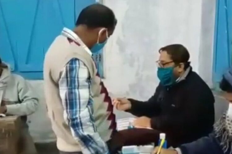 চন্দননগরঃ বিক্ষিপ্ত কিছু ঘটনা ছাড়া শান্তিতে ভোট, চা-পান করে সৌজন্য বিনিময় দুই প্রতিপক্ষ প্রার্থীর 5 চন্দননগরঃ বিক্ষিপ্ত কিছু ঘটনা ছাড়া শান্তিতে ভোট, চা-পান করে সৌজন্য বিনিময় দুই প্রতিপক্ষ প্রার্থীর