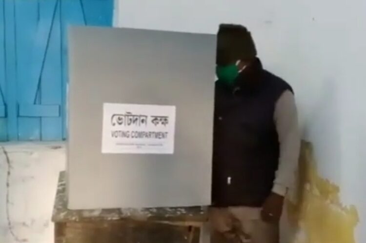 চন্দননগরঃ বিক্ষিপ্ত কিছু ঘটনা ছাড়া শান্তিতে ভোট, চা-পান করে সৌজন্য বিনিময় দুই প্রতিপক্ষ প্রার্থীর 6 চন্দননগরঃ বিক্ষিপ্ত কিছু ঘটনা ছাড়া শান্তিতে ভোট, চা-পান করে সৌজন্য বিনিময় দুই প্রতিপক্ষ প্রার্থীর