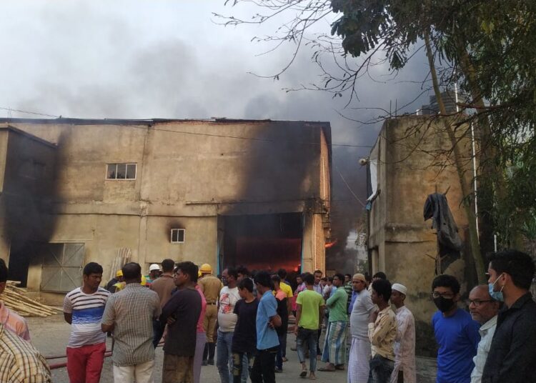 হাওড়ায় তুলোর গুদামে ভয়ঙ্কর আগুন