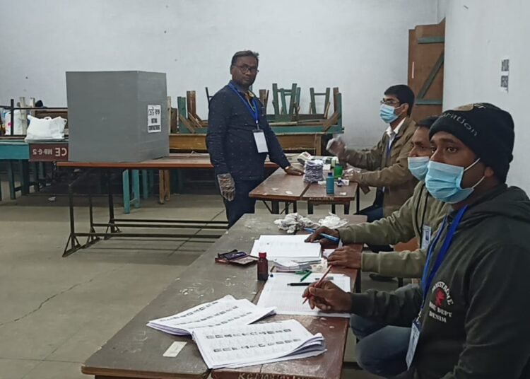 রক্তাক্ত আসানসোলের পুরভোটঃ মাথা ফাটল প্রার্থীর,  চলল গুলি, উঠল বুথ দখলের অভিযোগ