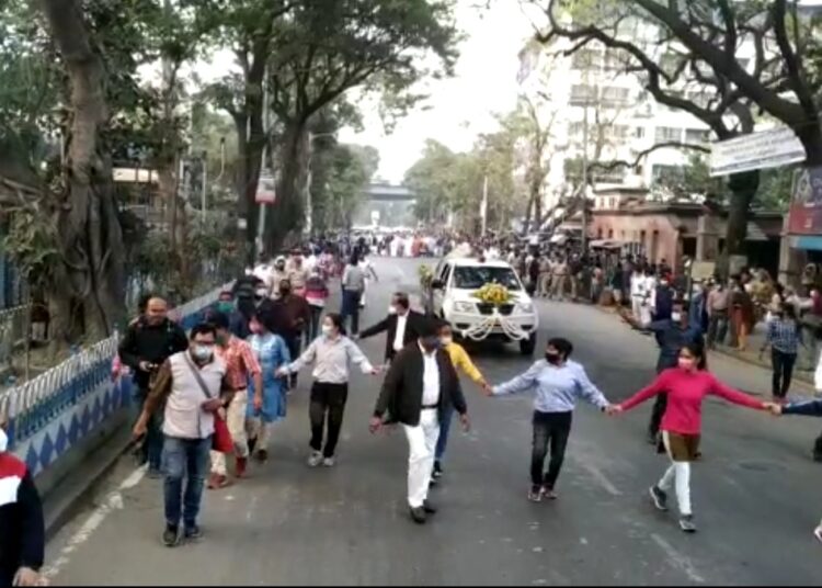 পূর্ণ রাষ্ট্রীয় মর্যাদায় শেষকৃত্য, গান স্যালুটে অন্তিম শ্রদ্ধা, না ফেরার দেশে পাড়ি দিলেন গীতশ্রী সন্ধ্যা মুখোপাধ্যায় 6 পূর্ণ রাষ্ট্রীয় মর্যাদায় শেষকৃত্য, গান স্যালুটে অন্তিম শ্রদ্ধা, না ফেরার দেশে পাড়ি দিলেন গীতশ্রী সন্ধ্যা মুখোপাধ্যায়