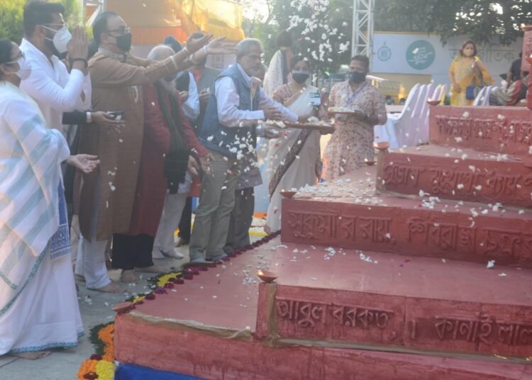 শহিদ বেদিতে শ্রদ্ধা জানিয়ে, আন্তর্জাতিক ভাষা দিবসে, বাংলা শিক্ষার ওপর জোর দেওয়ার আহ্বান মুখ্যমন্ত্রীর   