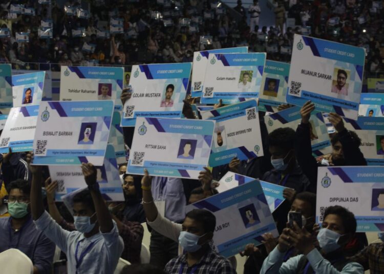 বাংলায় আর বঞ্চিত হবে না শিক্ষার্থীরা, ৫ হাজার পড়ুয়াদের হাতে তুলে দেওয়া হবে স্টুডেন্ট ক্রেডিট কার্ডঃ মুখ্যমন্ত্রী
