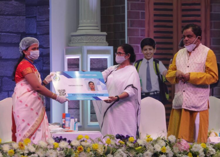 বাংলায় আর বঞ্চিত হবে না শিক্ষার্থীরা, ৫ হাজার পড়ুয়াদের হাতে তুলে দেওয়া হবে স্টুডেন্ট ক্রেডিট কার্ডঃ মুখ্যমন্ত্রী