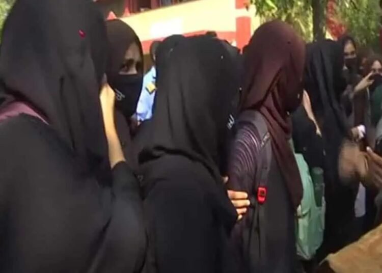 এবার হিজাব নিষিদ্ধের বিজ্ঞপ্তি জারি আলিগড় বিশ্ববিদ্যালয়ে !