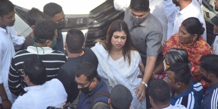 পূর্ণ রাষ্ট্রীয় মর্যাদায় গান স্যালুটে সাধন পান্ডের শেষকৃত্য, শ্রদ্ধা জানালেন মুখ্যমন্ত্রী, কান্নায় ভেঙে পড়লেন মন্ত্রীকন্যা শ্রেয়া 6 পূর্ণ রাষ্ট্রীয় মর্যাদায় গান স্যালুটে সাধন পান্ডের শেষকৃত্য, শ্রদ্ধা জানালেন মুখ্যমন্ত্রী, কান্নায় ভেঙে পড়লেন মন্ত্রীকন্যা শ্রেয়া
