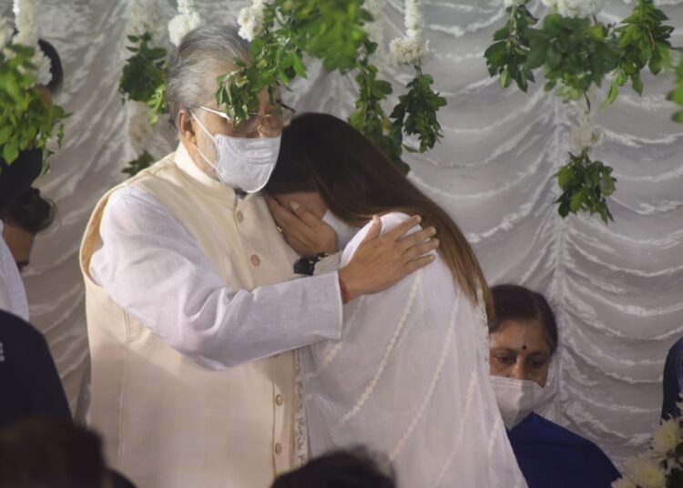 পূর্ণ রাষ্ট্রীয় মর্যাদায় গান স্যালুটে সাধন পান্ডের শেষকৃত্য, শ্রদ্ধা জানালেন মুখ্যমন্ত্রী, কান্নায় ভেঙে পড়লেন মন্ত্রীকন্যা শ্রেয়া