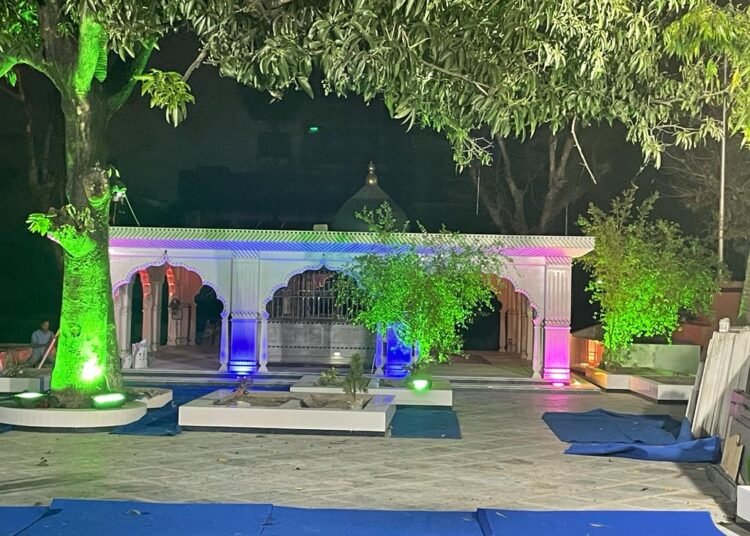 শবেবরাতে সেজে উঠেছে মানিকতলা দরবার