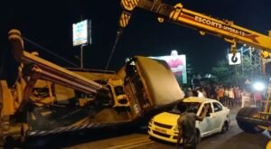 সাঁতরাগাছিতে হাইড্রা ক্রেন ডাম্পার উল্টে দুর্ঘটনা, হতাহতের খবর নেই