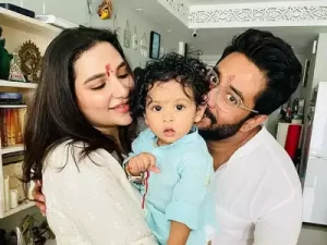 নয়া লুকে নেটিজেনদের মন জয় করল রাজ-শুভশ্রী পুত্র একরত্তি যুবান