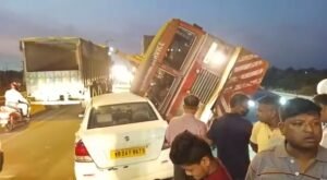 সাঁতরাগাছিতে হাইড্রা ক্রেন ডাম্পার উল্টে দুর্ঘটনা, হতাহতের খবর নেই