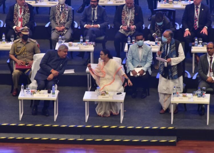 'লক্ষ্য কর্ম সংস্থান, কৃষি-শিল্প দুই ক্ষেত্রেই হাসি ফোটাতে চাই' বিশ্ব বাণিজ্য সম্মেলন থেকে বার্তা  মুখ্যমন্ত্রী মমতা বন্দ্যোপাধ্যায়ের