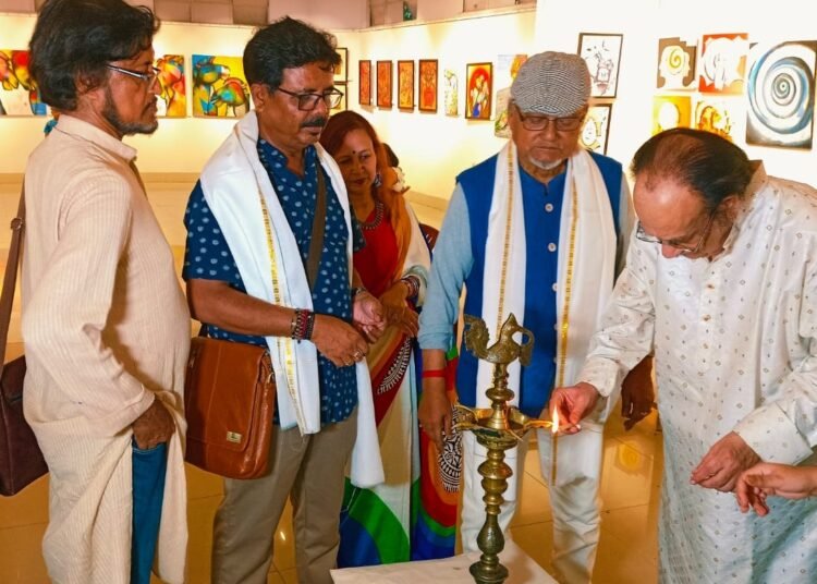 বিশিষ্ট শিল্পীদের সমাবেশে 'অ্যাকাডেমি অফ ফাইন আর্টসে' শুরু চিত্রকলা প্রদর্শনী